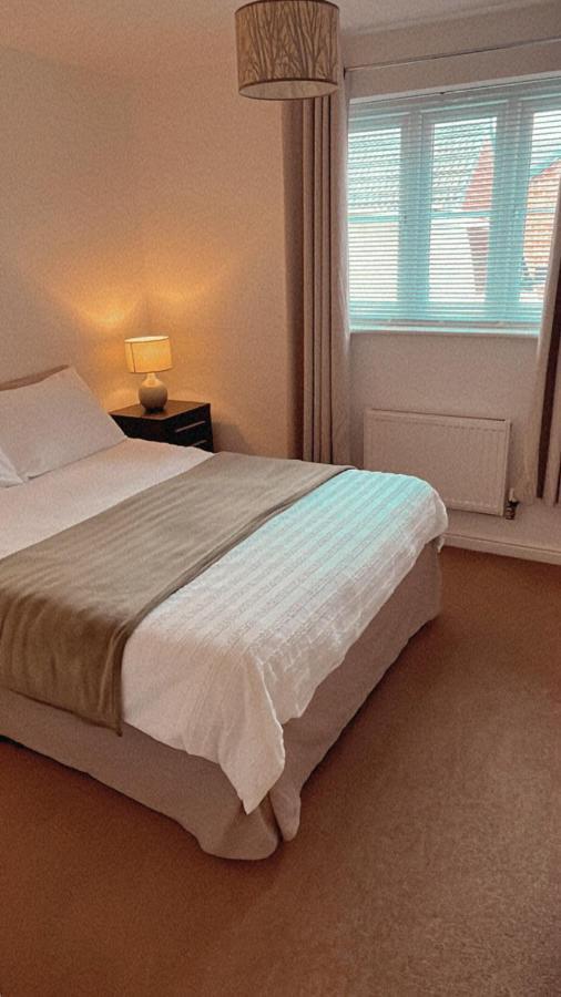 At Home In The City Serviced Apartments Newport ภายนอก รูปภาพ
