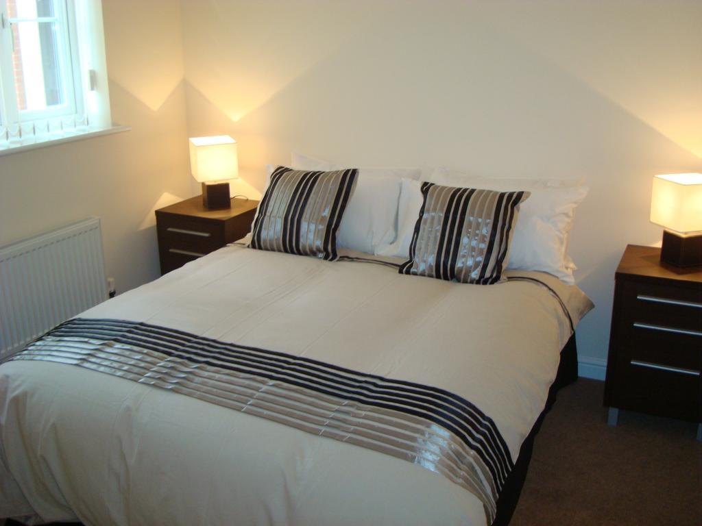 At Home In The City Serviced Apartments Newport ภายนอก รูปภาพ