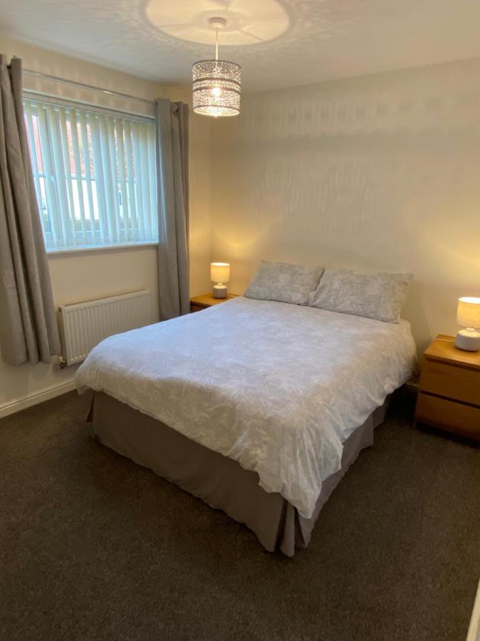 At Home In The City Serviced Apartments Newport ภายนอก รูปภาพ